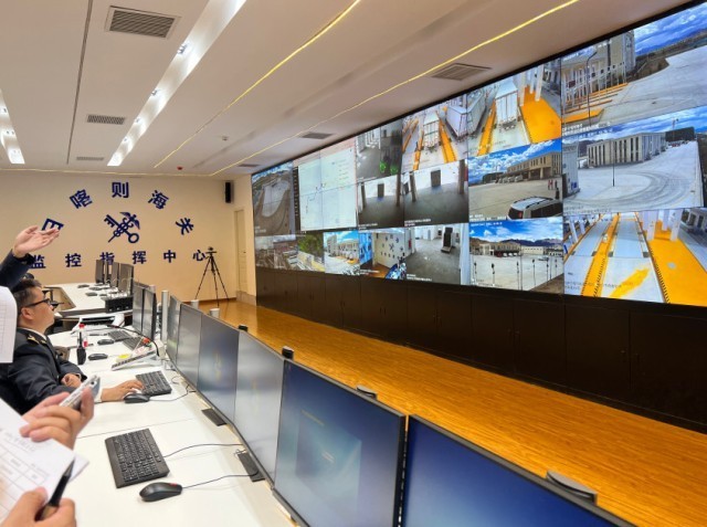 图为西藏日喀则国际陆地港海关监控大屏。李迅典 摄