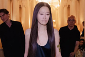 王薇薇晒庆生照 网友：不敢信她76岁了