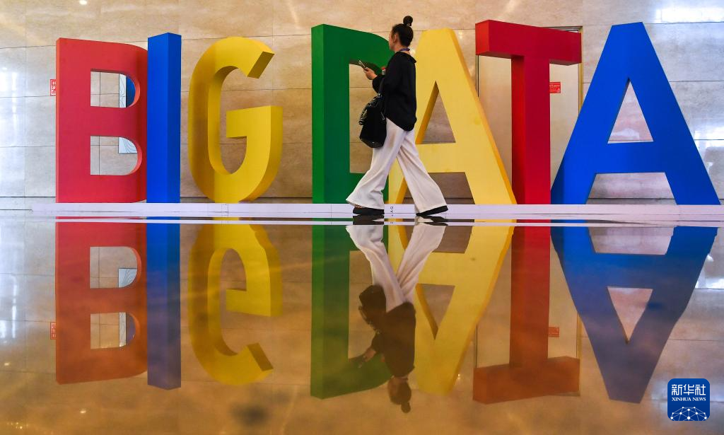 这是8月28日拍摄的2025中国国际大数据产业博览会标识。 8月28日，2025中国国际大数据产业博览会在贵州省贵阳市开幕。本届数博会以“数聚产业动能 智启发展新篇”为主题，展现数据要素与人工智能技术融合创新的最新成果，推动数据资源的高效汇聚与价值释放，为产业升级和经济高质量发展注入强劲动力。 新华社记者 杨文斌 摄pagebreak