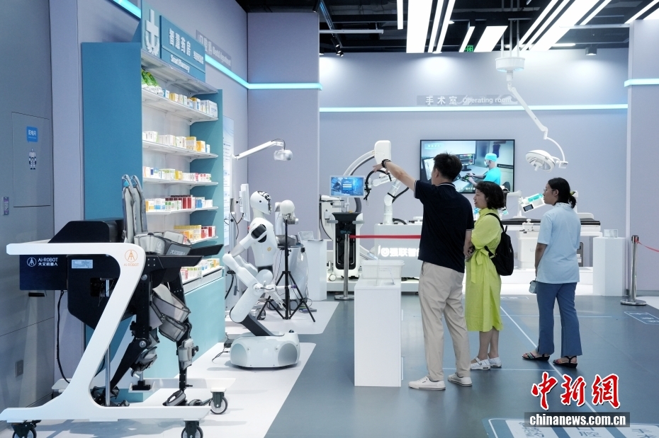 中新社记者 张祥毅 摄 8月4日，在位于北京亦庄的全球首家具身智能机器人4S店Robot Mall，参观者参观康养应用机器人专柜。据了解，该机器人4S店提供机器人展示、体验、销售、售后等服务，进一步完善机器人产业链发展。在2025世界机器人大会期间，该4S店将作为重要的产业服务创新成果亮相。