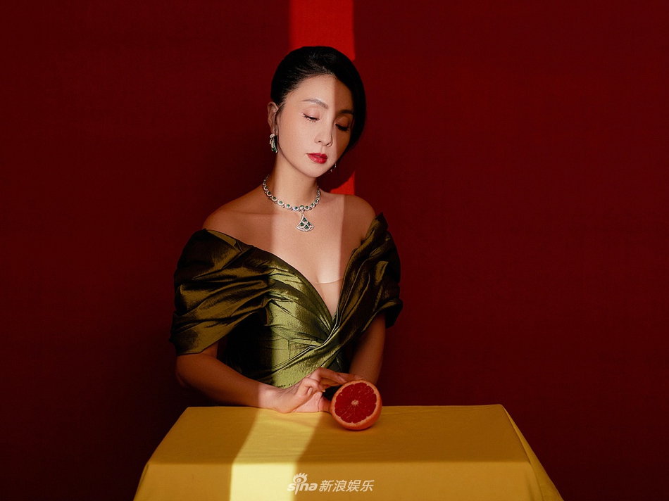 陶虹穿牛油果绿深v礼服大秀香肩女人味十足