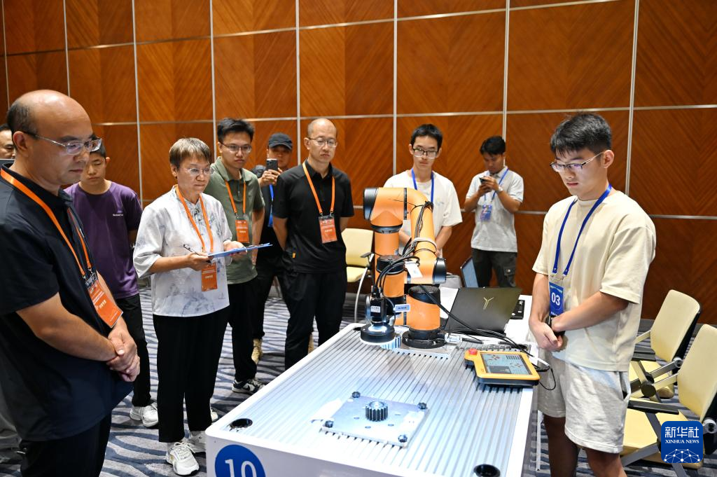 9月14日，评委在比赛中为参赛选手打分。 9月14日，2025年中国大学生机械工程创新创意大赛智能精密装配赛京津冀鲁联赛在河北省石家庄市栾城区航空中心举行。本次联赛吸引了来自清华大学、北京理工大学、河北科技大学等数十所高校、近百支队伍参赛。比赛设置实操调试与答辩汇报两个环节，旨在突出智能装备与传统工艺在实践中的融合创新应用，深度考察参赛者对跨领域技术整合的掌握程度，全面考察学生的创新思维与技术应用能力。 新华社记者 牟宇 摄pagebreak