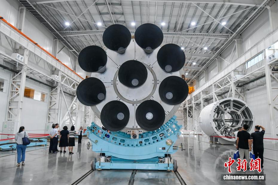 中新社记者 骆云飞 摄 10月9日，星际荣耀运载火箭总装总测复用工厂项目（一期）在海南文昌国际航天城竣工。该工厂以“总装、总测、复用”三位一体模式建设，将用于商业运载火箭的整体装配、测试及重复使用等领域。据了解，工厂（一期）总建筑面积达1.83万平方米，主要包括火箭复用厂房、亚轨道飞行器厂房和单层机加车间，可满足2家公司同时进场执行火箭总装、总测、复用任务，年产能24发。图为嘉宾参观星际荣耀运载火箭总装总测复用工厂。