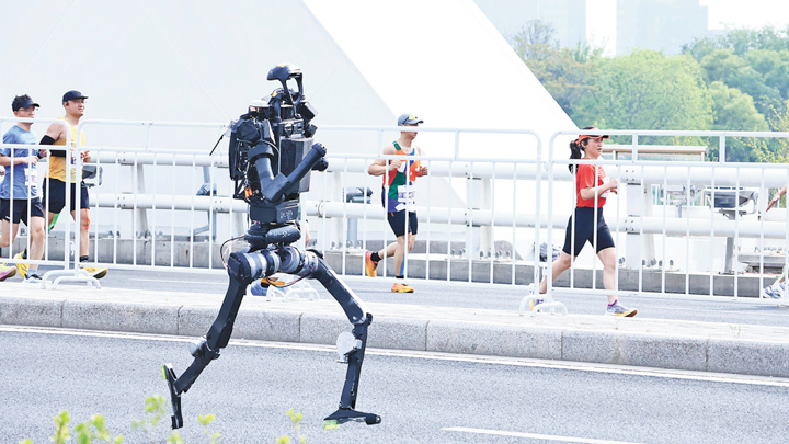 以竞赛带动创新，从实验走向实战！机器人半马跑赢人类，专家解读亮点