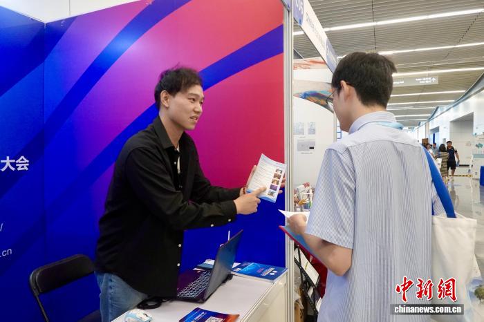 图为参展商向观众介绍新技术。中新社记者 刘子琳 摄