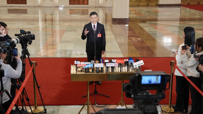 首场“部长通道”集中采访活动举行