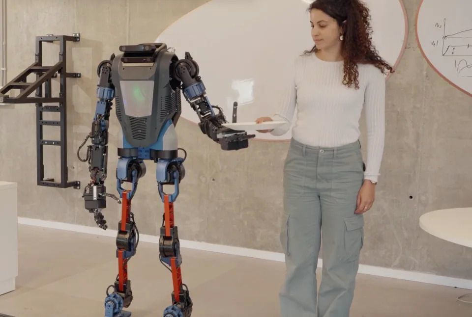 环球视角：Menteebot人工智能机器人亮相，支持自然语言命令
