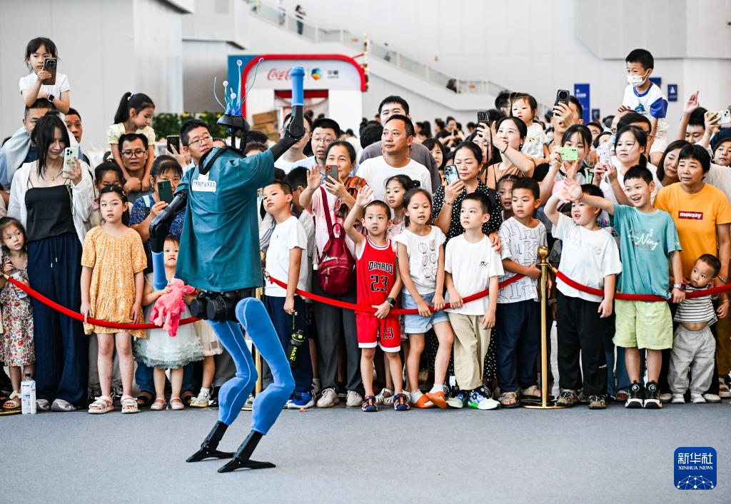 9月7日，人形机器人在2025世界智能产业博览会上与观众互动。 9月5日至8日，2025世界智能产业博览会在重庆举行。众多人形机器人在智博会上亮相，为观众带来不少乐趣。 新华社记者 王全超 摄pagebreak