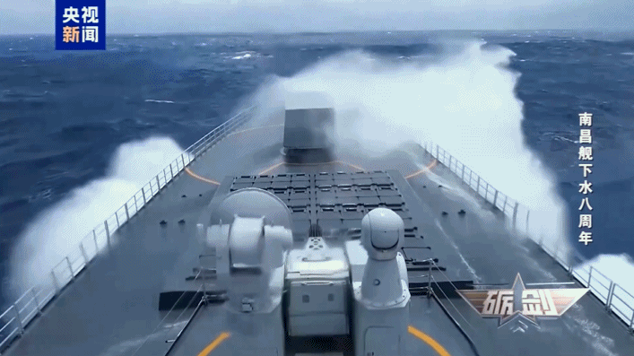 它是航母編隊的“帶刀侍衛”，以一對二逼退外艦！波音大還是空客飛機大
