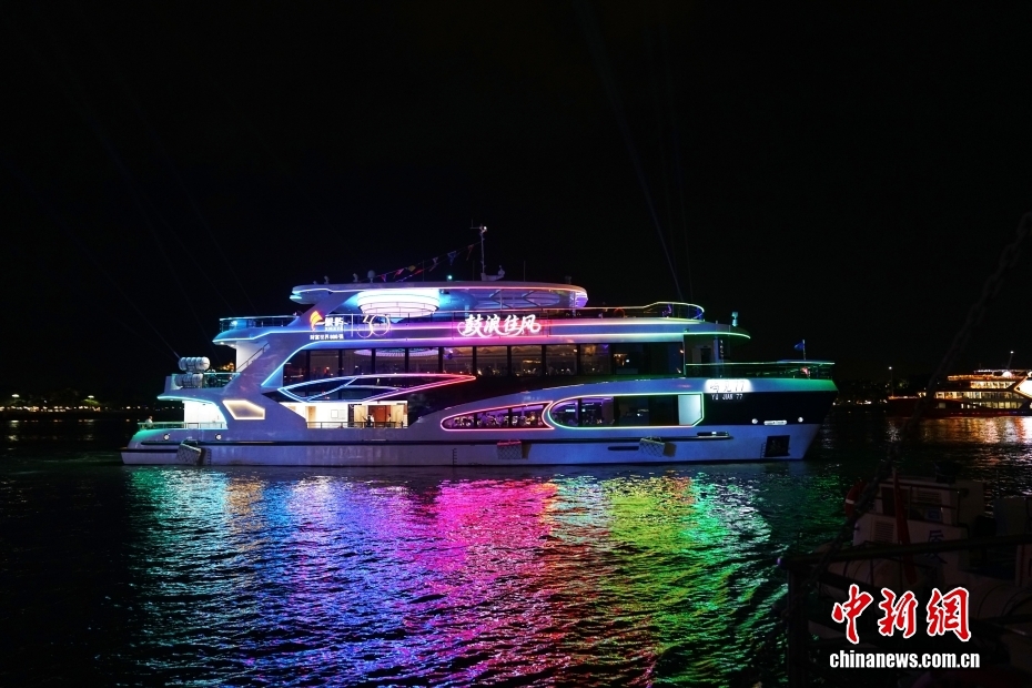 7月25日晚，中国首艘纯电海上旅游客船“屿见77”轮在福建厦门和平码头正式开启首航。“屿见77”轮总长49米、宽14.5米，额定载客358人，搭载两台450千瓦推进电机，最大航速20km/h，续航里程达45海里，兼具海上休闲娱乐、游览观光、会议和餐饮功能，是中国首艘入级中国船级社的纯电海上客船。 中新社发 厦门海事 供图