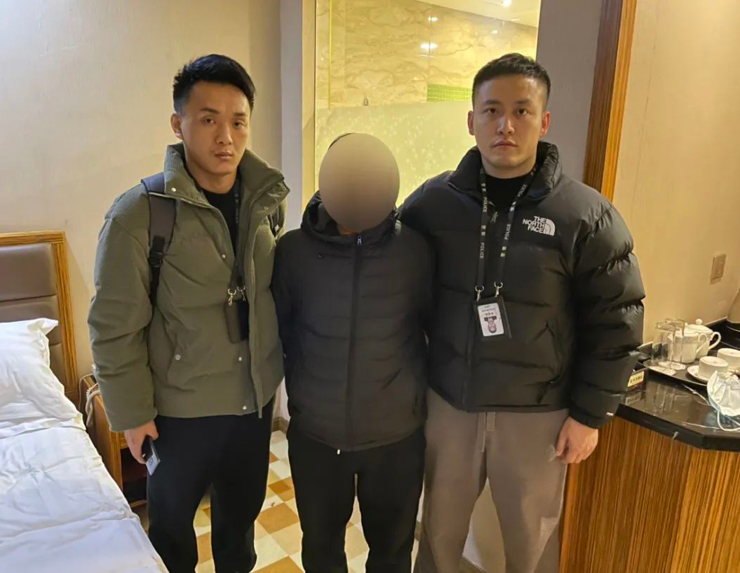 经审查犯罪嫌疑人李某,李某伟利用手头客户资源向同行某公司购买同类