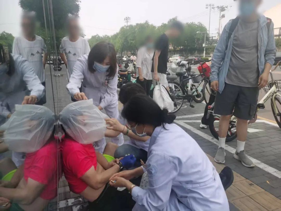 北京地铁站附近，一男子跑步时突然晕倒，高温天气当心这种病插图1