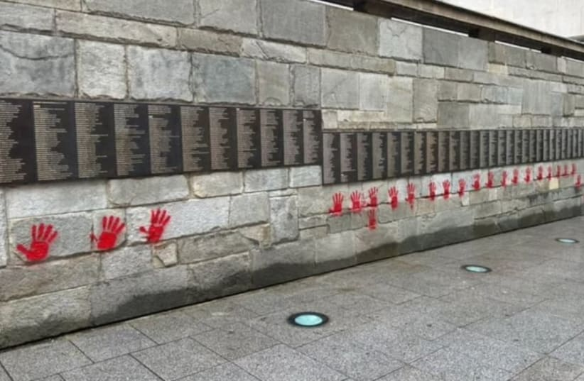 外媒：法国纪念二战期间营救犹太人人士纪念墙被“血手印”破坏，巴黎市长谴责