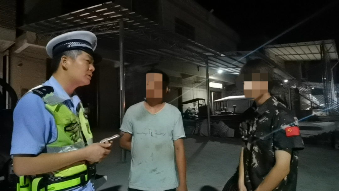 16岁少年无证开车上路，车上竟还载着两娃！插图2
