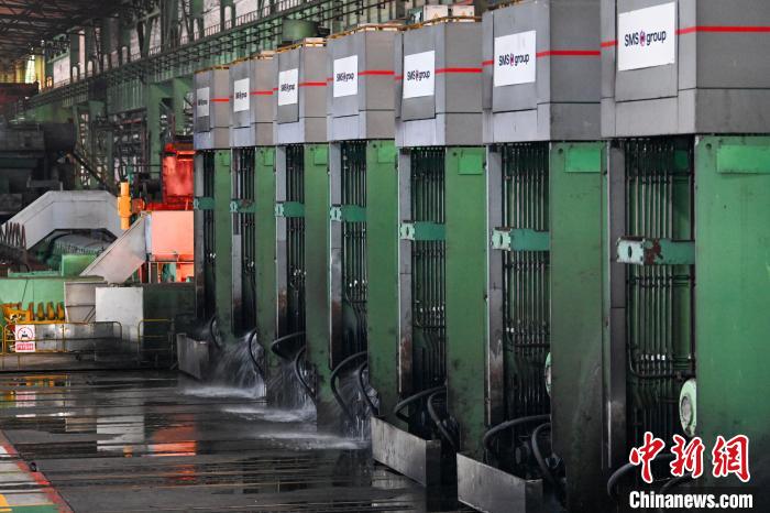 图为鞍钢集团攀钢钒板材厂1450热轧产线七机架精轧机组生产现场。中新社记者 刘忠俊 摄