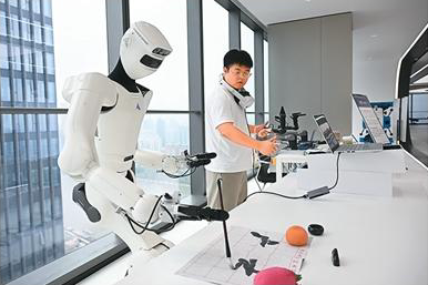 青年与机器人产业共成长