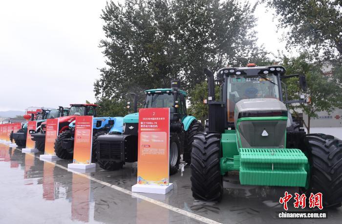 9月23日，山东省招远市，各种新型农机装备亮相2025年中国农民丰收节全国主场活动。该活动现场举办现代农机装备展，展出混动拖拉机、谷物联合收割机、激光除草机器人、农业无人机等新型农机装备。中新社记者 王娇妮 摄