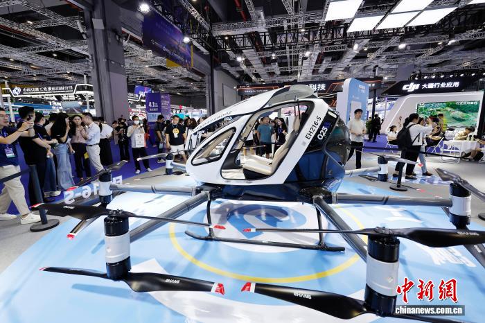 7月23日，观众参观eVTOL(电动垂直起降)航空器。中新社记者 殷立勤 摄