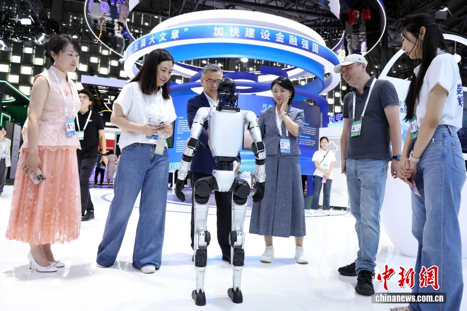 7月26日，机器人正在与观众交流。当日，2025世界人工智能大会在上海开幕。今年大会展览面积首次突破7万平方米，吸引了800余家企业参展，集中展示3000余项前沿展品及100余款