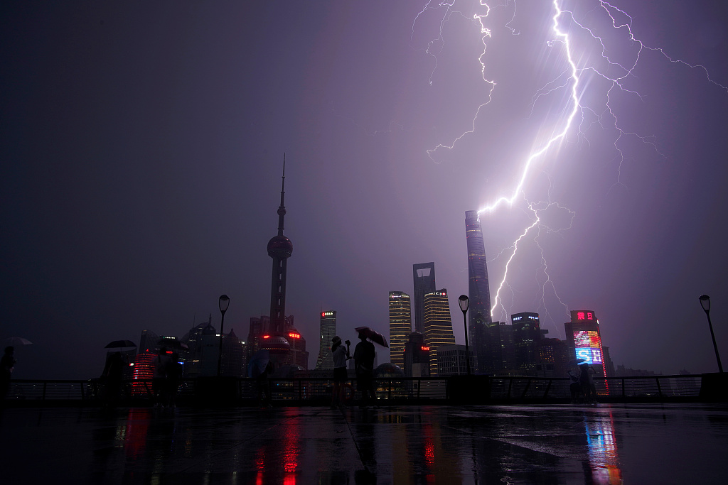 上海夜空电闪雷鸣02东方明珠接闪