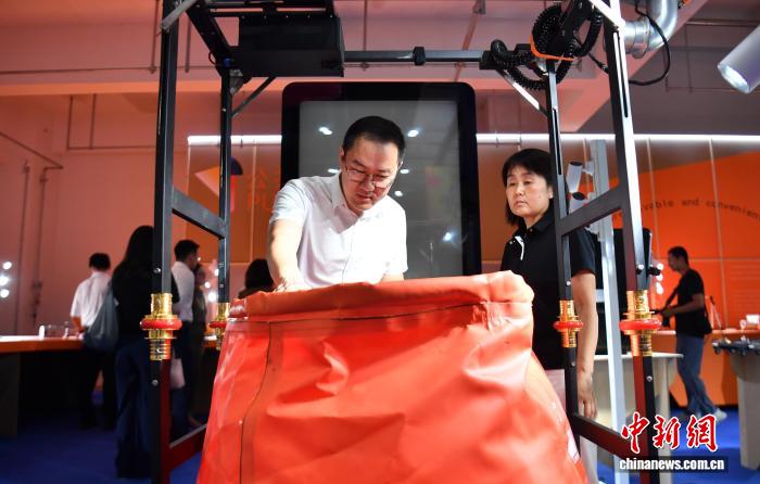 图为活动现场，观众在展区参观。中新社记者 韩冰 摄