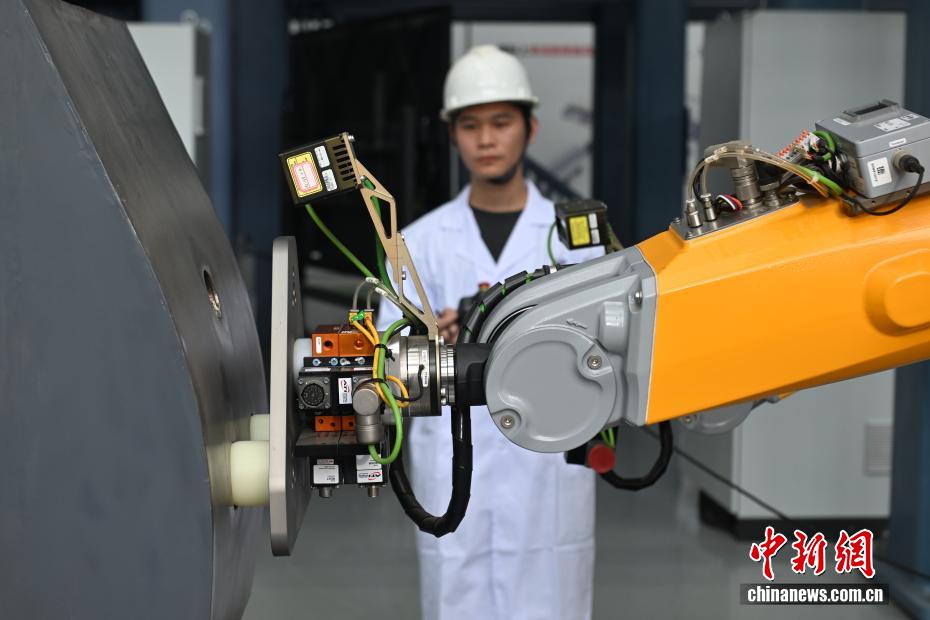 中新社记者 韩苏原 摄 9月15日，由中国科学院合肥物质科学研究院等离子体物理研究所牵头研制的大科学装置聚变堆主机关键系统综合研究设施“夸父”遥操作系统测试平台在安徽省合肥市通过专家组测试与验收，标志着世界首个聚变堆遥操作系统测试平台正式研制成功。图为科研人员在进行双臂执行器系统运行。