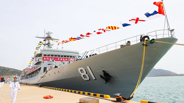 旅顺港见证：新老战舰“同框”庆海军节