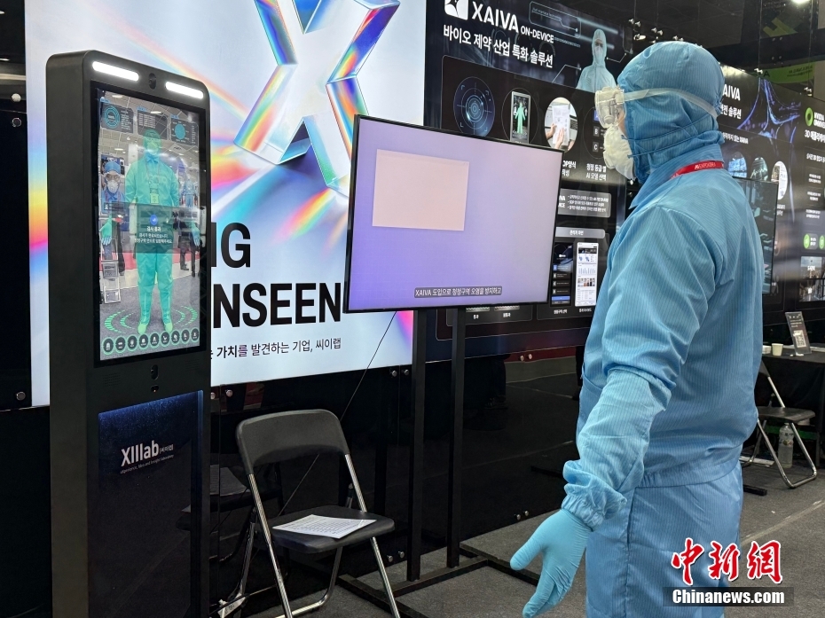 中新社记者 刘旭 摄 当地时间5月14日至16日，2025国际人工智能展览会在韩国首尔举行。图为14日，观众在展会体验产品。