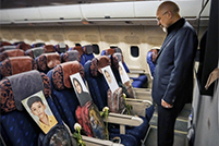 伊朗代表团飞机上，放着这些孩子的照片……