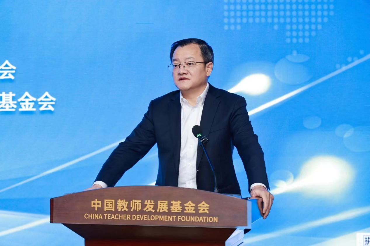 "杜江峰在讲话中指出,未来教师公益