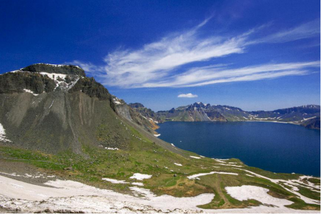 西景区以原始秀美的自然风貌和独特的火山地质著称,天池,玉柱峰,锦江