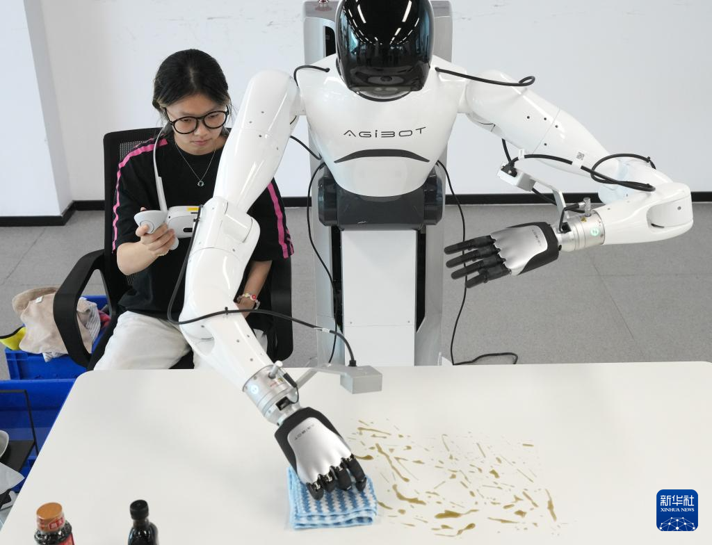 9月23日，工作人员操作机器人进行擦除厨房油污作业的数据采集。 为探索具身智能机器人在工业场景中的应用，位于浙江绍兴上虞区的杭州湾具身智能创新中心根据真实作业流程搭建数据采集场景，开展机器人作业模型训练，为具身智能机器人进入真实生产线积累实操经验。 新华社记者 翁忻旸 摄