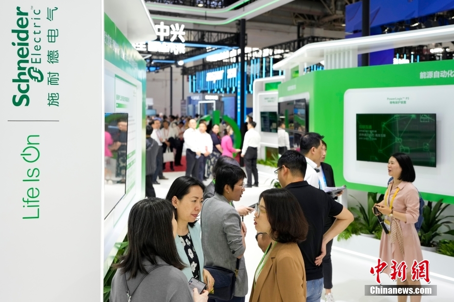 中新社记者 赵文宇 摄 7月16日，第三届中国国际供应链促进博览会在北京开幕。本届链博会设置先进制造链、智能汽车链、绿色农业链、清洁能源链、数字科技链、健康生活链等6大链条和供应链服务展区，共有75个国家和地区，651家企业和机构参展，境外参展商占比达35%。图为在数字科技链展区首次参展的施耐德电气展台。