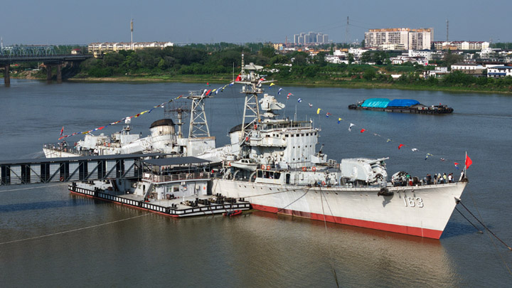 江西南昌：登军舰 学知识