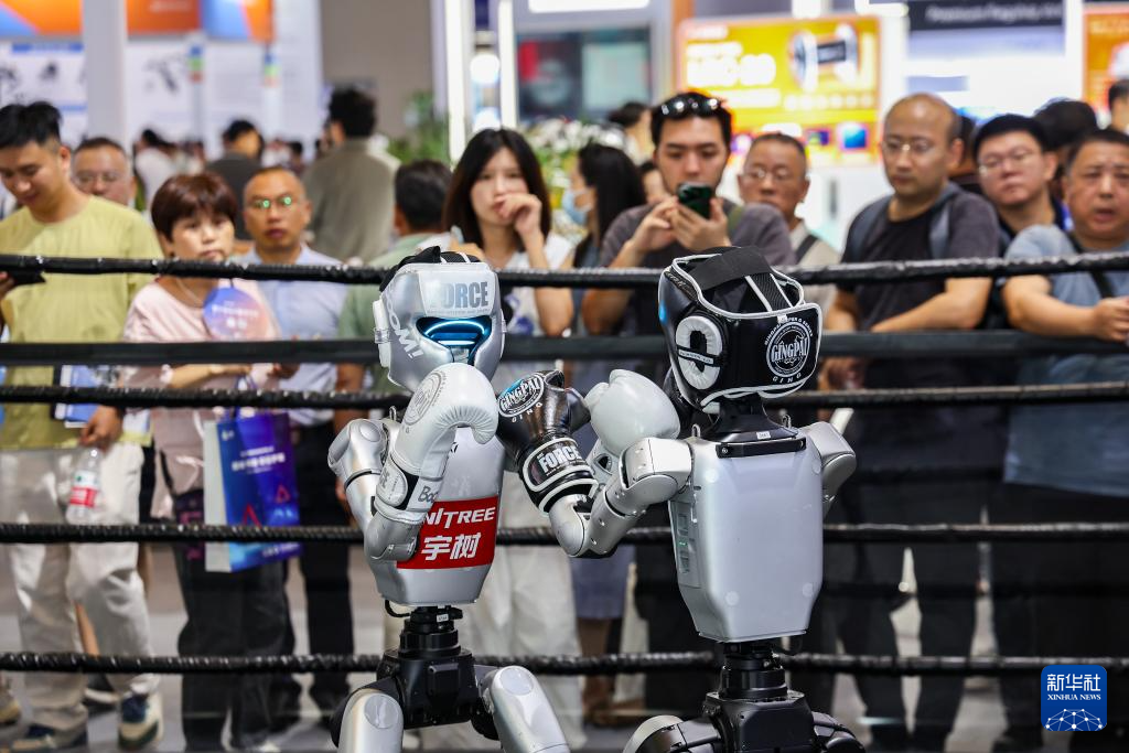 9月5日，观众在2025世界智能产业博览会上观看人形机器人拳击比赛。 9月5日至8日，2025世界智能产业博览会在重庆举行。众多人形机器人在智博会上亮相，为观众带来不少乐趣。 新华社记者 黄伟 摄pagebreak