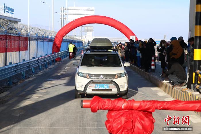 连接南北疆域的壮丽大道，穿越天山带来新希望