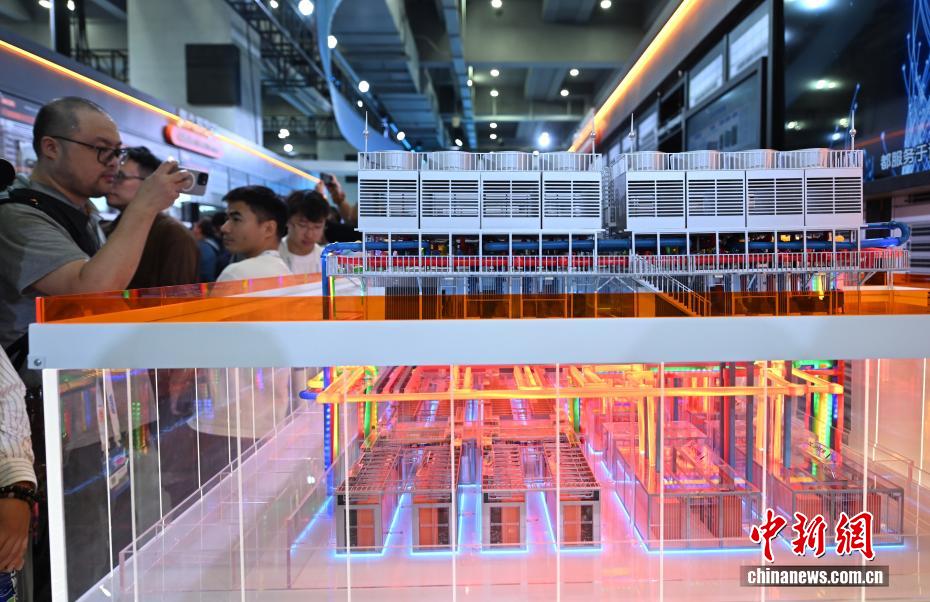 中新社记者 王刚 摄 9月24日，展出的数据中心模型吸引参观者。当日，2025云栖大会在浙江杭州开幕，大会以“云智一体·碳硅共生”为主题，500余家企业的大模型、具身智能等3500多件产品集中亮相，全景呈现AI的技术演进与产业落地。