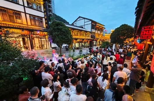 广元市朝天区：曾家山避暑季“夜经济”持续火爆