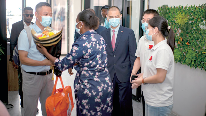 中国专家组赴非洲支援抗击埃博拉疫情