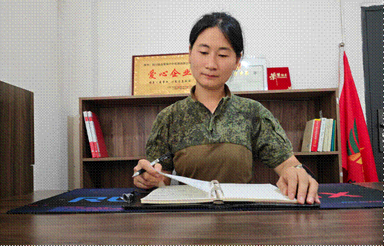 四川仁寿退役女兵辜英：脱下军装再“组队” 扎根乡土闯出国防教育新路
