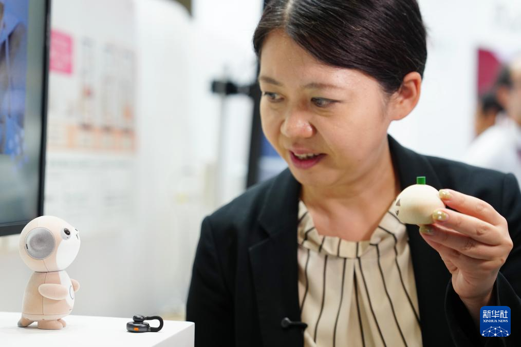 这是10月14日在日本千叶县举行的2025年日本高新技术博览会上拍摄的夏普公司的智能电子宠物。 当日，2025年日本高新技术博览会在千叶县幕张国际会展中心开幕。 新华社记者 贾浩成 摄pagebreak