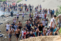 大量移民自摩洛哥强行涌入西班牙飞地！
