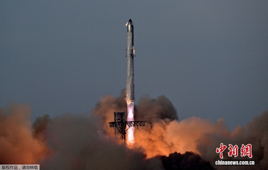 当地时间8月26日18时30分，美国太空探索技术公司(SpaceX)新一代重型运载火箭“星舰”从得克萨斯州发射升空，实施第十次试飞。此次任务重点目标包括让飞船部署模拟卫星、在太空中进行发动机重新点火测试等。据此前报道，“星舰”原计划24日从位于美国得克萨斯州南部的基地发射，但发射前宣布因地面系统故障取消。25日，“星舰”第十次试飞在倒计时40秒时，因天气原因再次取消了试飞尝试。