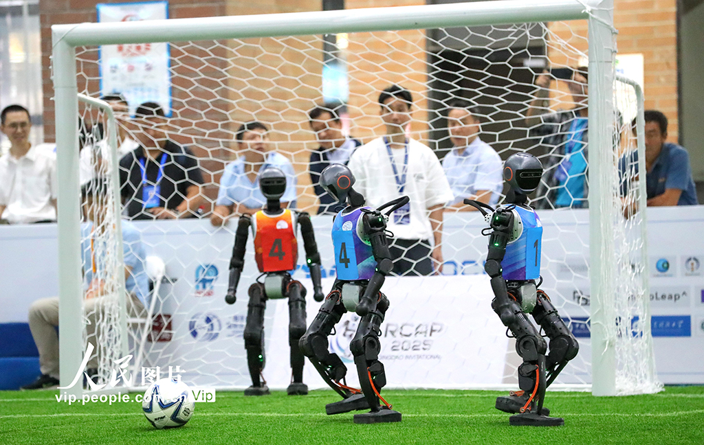 9月8日，2025亚太机器人世界杯青岛国际邀请赛在青岛西海岸新区举行。本次大赛以“智链世界 未来共融”为主题，吸引了来自中国、泰国、马来西亚、埃及、俄罗斯等12个国家及地区的84支代表队同台竞技。张进刚摄（人民图片网）