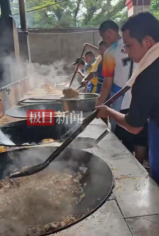 榕江村超啦啦队员齐当救灾志愿者：67岁大爷负责烧火，64岁阿婆负责分饭插图1