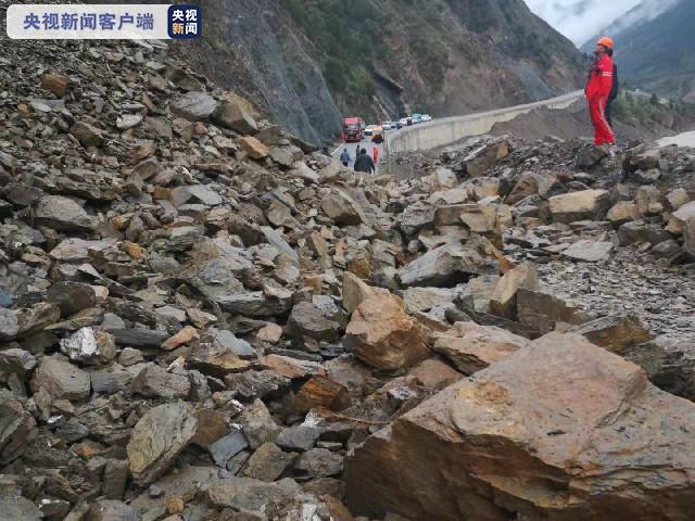 持续降雨致国道215线四川甘孜石渠段塌方 过往车辆注意绕行