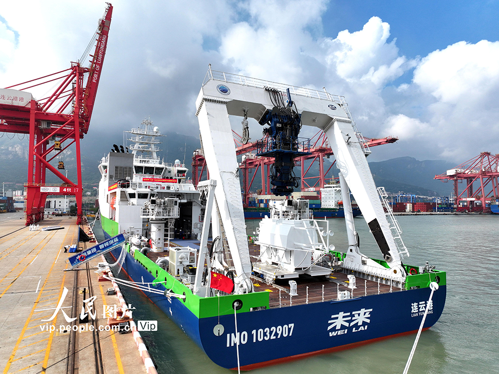 2025年7月27日，“未来”号深远海绿色智能技术试验船顺利抵达江苏省连云港港集装箱码头。 “未来”号是国内首艘深远海绿色智能技术试验船，也是连云港、无锡南北联动的重大科学基础设施项目之一，总长110.8米，满载排水量7000吨，最大航速超15节，定员80人，续航力大于10000海里，在单次任务中能够持续航行至少60天，期间无需外部补给，具备无限航区全球航行能力。这座历时6年科研攻关和设计制造的“移动的海上实验室”，将为国产船舶装备提供真实海洋测试平台，加速推动我国船舶工业绿色智能化转型。王春摄（人民图片网）
