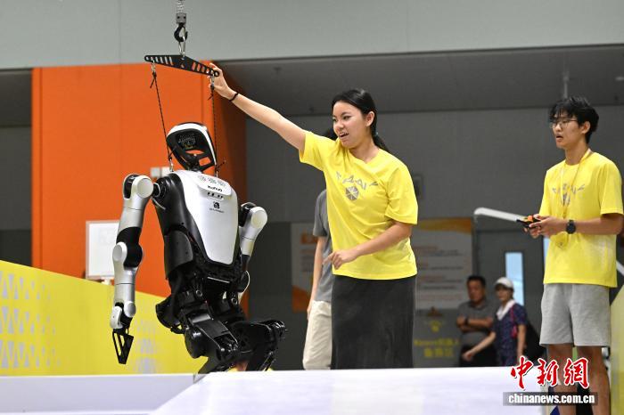 8月24日，第二十七届中国机器人及人工智能大赛人形机器人专项赛全国决赛在安徽省合肥市开赛，该赛事也是中国首个全尺寸人形机器人赛事。比赛吸引了中国近400所高校的6000余名学生参与。赛题紧密围绕工业、家庭服务等真实场景需求，推动人形机器人在多场景中的技术验证与应用突破。图为全尺寸人形机器人正在进行多地形自主通行比赛。中新社记者 韩苏原 摄