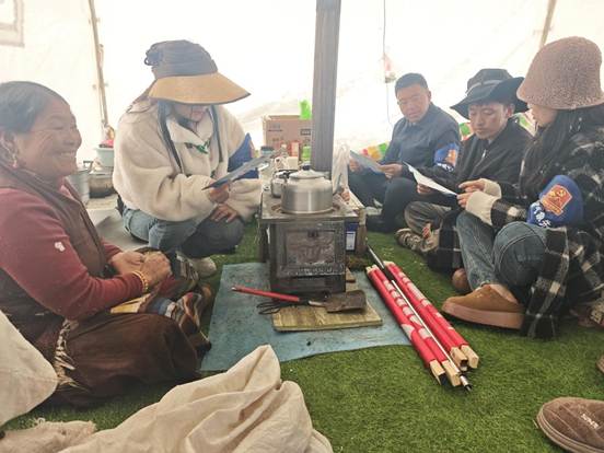 风雪虫草山 四川理塘县4600米上的“移动气象站”