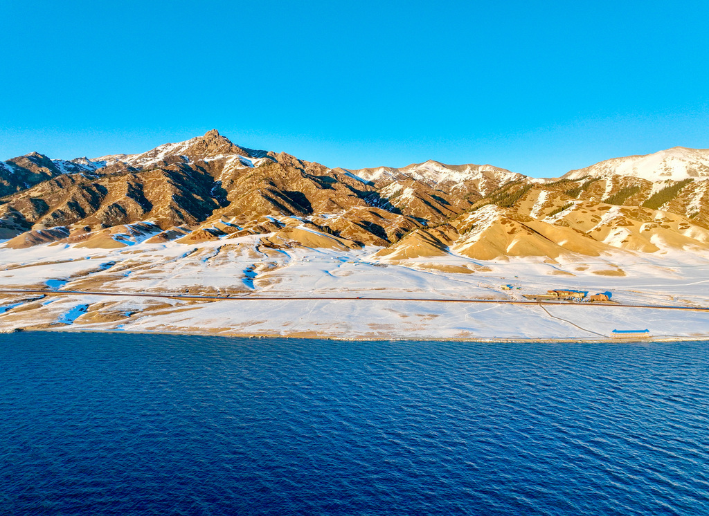 新疆赛里木湖畔皑皑雪山与“宝石蓝”天空相称